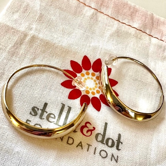 $58 Stella & Dot Open Done Hoop Earrings Gold tone - Picture 2 of 6